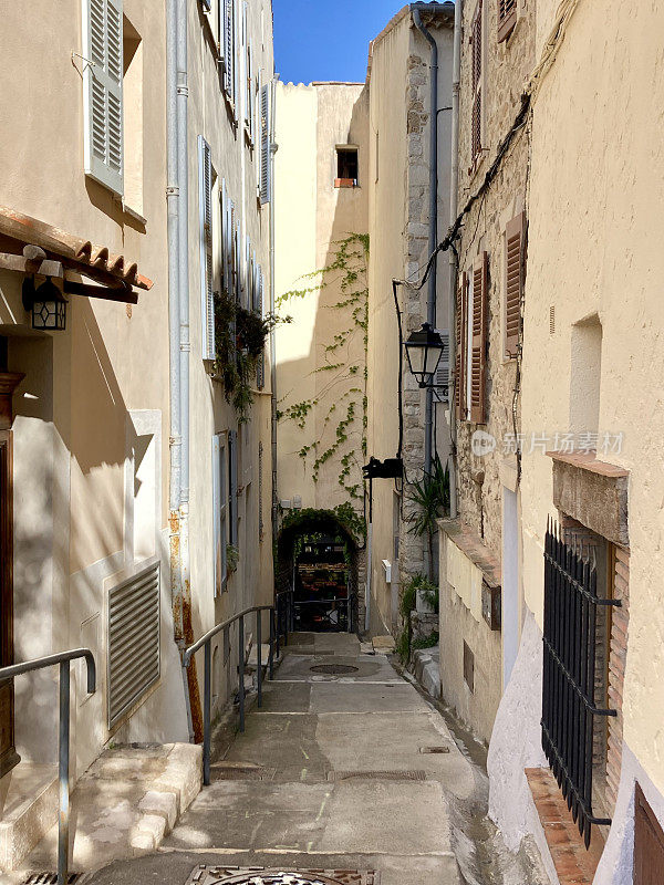 法国- Côte d 'Azur - Antibes -老城区的小街